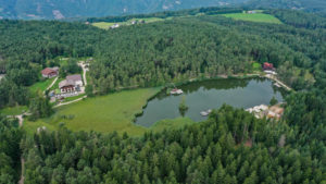 Der Völser Weiher aus der Luft