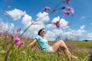 Herrliches Wandern auf Blumenwiesen auf der Seiser Alm